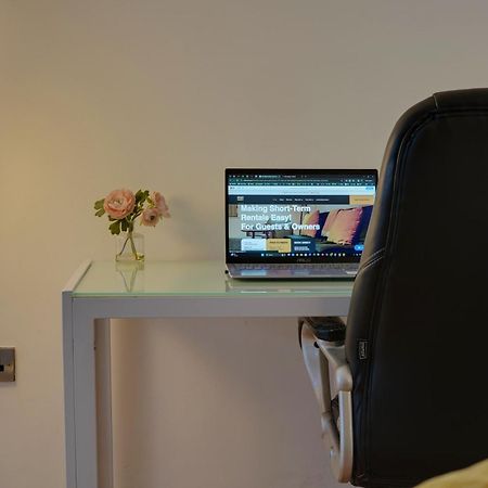 Stylish 2 Bed Apt 18 - City Centre, Free Parking, Espresso Machine & Netflix - Hosted By Stay Host Save 谢菲尔德 外观 照片