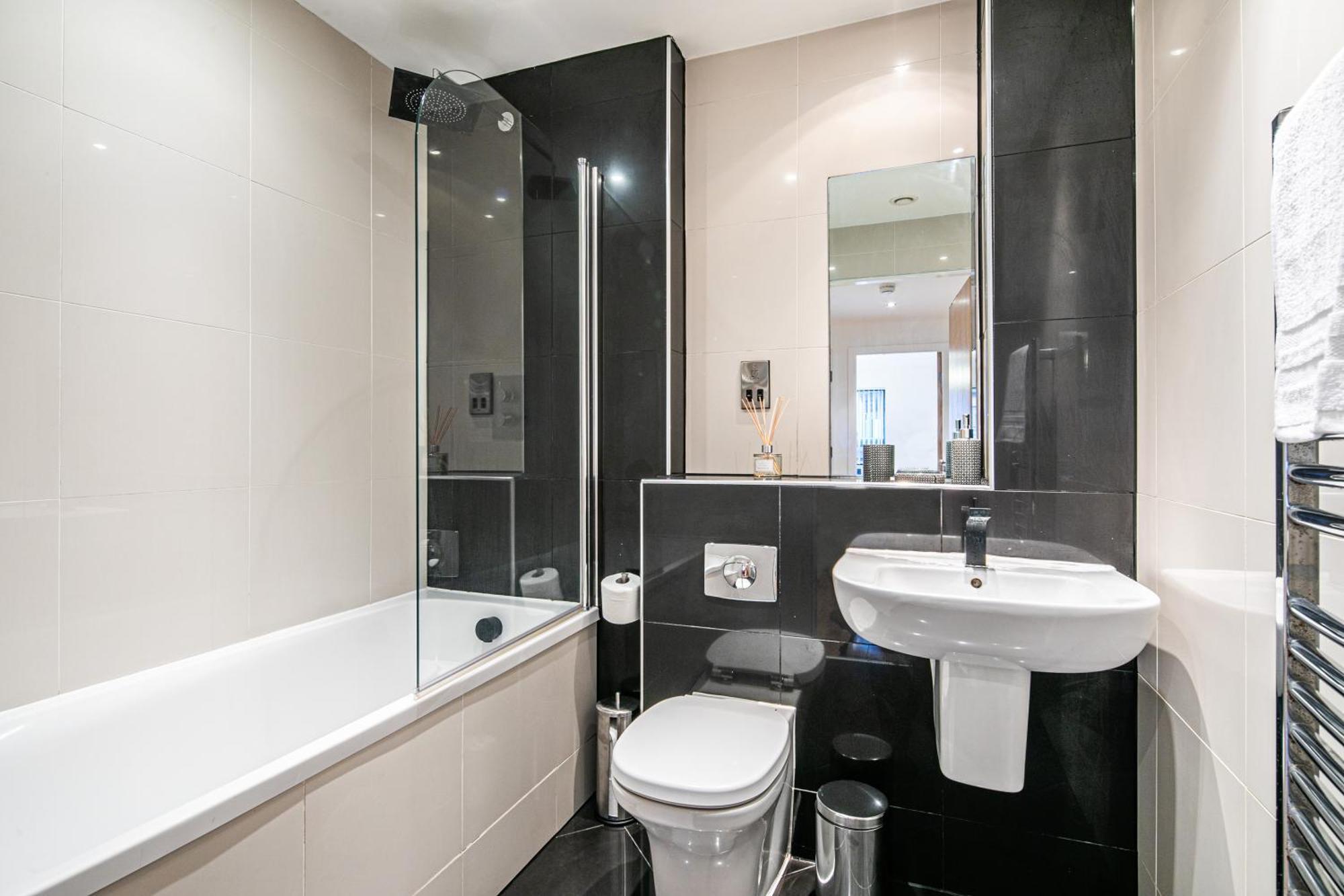 Stylish 2 Bed Apt 18 - City Centre, Free Parking, Espresso Machine & Netflix - Hosted By Stay Host Save 谢菲尔德 外观 照片